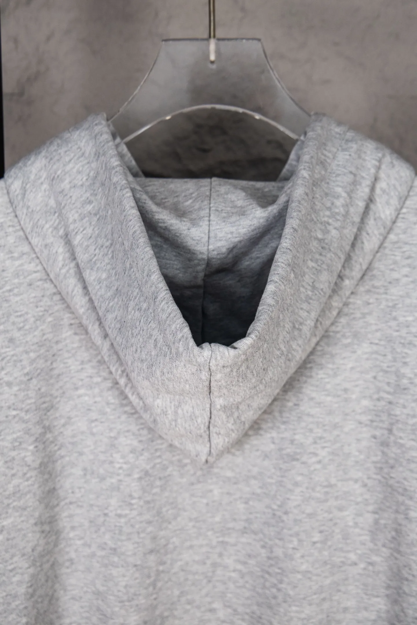 P230 Ralph Lauren/Ralph Lauren Malaysian embroidered zipper cardigan hooded sweatshirt. This sweatshirt is available for everyone in autumn and winter. You can wear it casually no matter how you wear it! ! This hooded sweatshirt is decorated with the simple style that represents Ralph Lauren and is paired with a pony embroidery pattern, which is three-dimensional and full! The solid color fabric paired with exquisite embroidery instantly sets it off! Hooded sports design, loose and casual fit! The overall texture is very strong! Through the pictures, we can feel the thickness and texture of custom-woven and dyed threads. The workmanship is exquisite. They are shipped from major foreign trade factories. They are all made by masters with many years of experience. Everything is of high standards and requirements! Simple and versatile model ~ Made of imported pique cotton fabric, which is super delicate and soft, close to the body without being tied. All fabrics and accessories are original custom-made and of high quality! Perfectly reflects the brand’s sense of superiority! Standard cut, comfortable stretch, unrestricted movement! Highly practical, high-end and classy! Versatile style ~ can be paired with jeans or jogging pants. Ideal for transitioning from your morning commute to weekend events! Size: S-XL Navy Black Gray